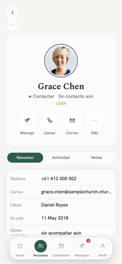 El perfil de una persona con Mensaje, Llamar, Correo y Más.